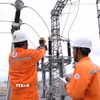 Kiểm tra, giám sát ở trạm biến áp 110kV Cam Liên (Quảng Trị) khi đang vận hành. (Ảnh: Vũ Sinh/TTXVN)