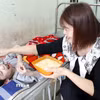 Nhân viên Cơ sở chăm sóc cho người khuyết không thể tự phục vụ. (Ảnh: TTXVN)