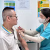 Người dân đến tiêm chủng tại Bệnh viện Hữu nghị Việt Nam Cu Ba. (Ảnh: PV/Vietnam+)