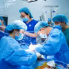 Các bác sỹ thực hiện ca ghép tim cho người bệnh. (Ảnh: TTXVN phát)