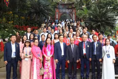 Sáng 25/4 (tức ngày 9/3 âm lịch), Ủy ban Nhà nước về người Việt Nam ở nước ngoài (Bộ Ngoại giao) tổ chức Đoàn kiều bào gồm hơn 60 đại biểu đến từ 20 quốc gia và vùng lãnh thổ về dâng hương tại Khu Di tích lịch sử Đền Hùng, xã Hy Cương, tỉnh Phú Thọ. Đoàn do ông Nguyễn Trung Kiên, Chủ nhiệm Ủy ban, dẫn đầu. (Ảnh: CTV/Vietnam+)