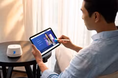 VNPT SmartCA đưa thao tác ký lên điện thoại và máy tính, giúp người có thẩm quyền xử lý công việc ở bất cứ đâu. (Ảnh: CTV/Vietnam+)