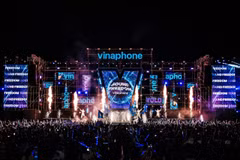 Sân khấu Sound Freedom by VinaPhone bùng nổ trong âm nhạc và ánh sáng. (Ảnh: PV/Vietnam+)