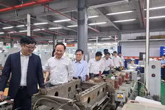 Trong khuôn khổ chương trình, đoàn đại biểu đã đến thăm Công ty Cổ phần Sản xuất và Xuất nhập khẩu Bao bì Thăng Long, doanh nghiệp tiêu biểu đã tham gia chương trình tư vấn cải tiến. (Ảnh: Vietnam+)