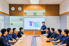 Các kỹ sư Phần cứng tại nhà máy Samsung Electronics Việt Nam Thái Nguyên (SEVT) trao đổi về sản phẩm. (Ảnh: PV/Vietnam+)