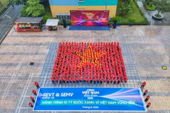 Lãnh đạo và nhân viên Samsung tại Thành phố Hồ Chí Minh hòa nhịp bước trong chương trình Cùng Việt Nam tiến bước 2026. (Ảnh: PV/Vietnam+)