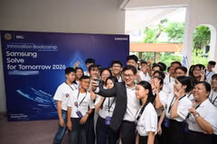 Ông Kim Yong Sup, Phó Tổng Giám đốc Samsung Việt Nam chụp ảnh lưu niệm cùng các em học sinh. (Ảnh: PV/Vietnam+)
