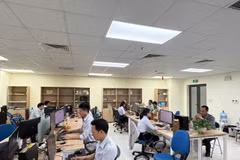 Không khí làm việc tại VNPT Hải Phòng đêm 30/6. (Ảnh: T.Q/Vietnam+)