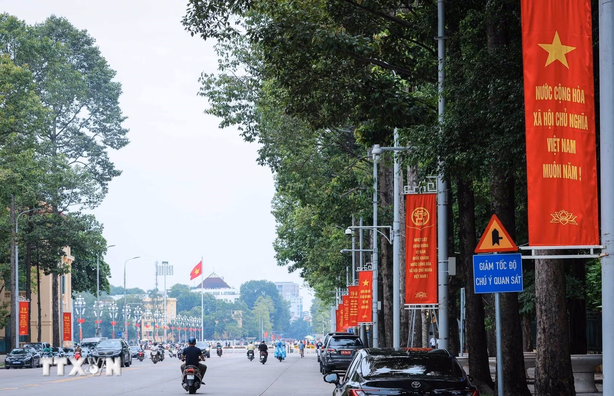 ttxvn-ha-noi-tung-bung-khong-khi-chao-mung-ky-niem-81-nam-quoc-khanh-29-8981006.jpg