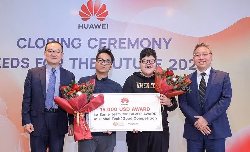 Đại diện Huawei Việt Nam trao thưởng cho nhóm sinh viên Việt Nam đoạt giải Nhì trong cuộc thi Tech4Good 2021 với dự án Earlie. (Ảnh: Huawei)