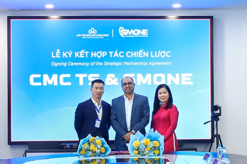 Từ trái qua: Ông Phạm Ngọc Bắc - CEO CMC TS, ông Karthick ChandraSekar - ManageEngine Sales Director APAC và bà Phùng Thị Thu Thủy - Chủ tịch SM One tại Lễ ký kết hợp tác chiến lược giữa CMC TS và SM One. (Ảnh: PV/Vietnam+)