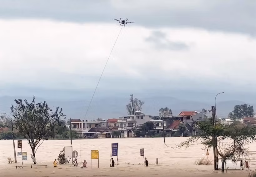 UAV của CT UAV vận chuyển nhu yếu phẩm đến bà con vùng bị lũ lụt tại thôn Quy Hậu, Tuy Hoà (Phú Yên cũ). (Ảnh: CT UAV)