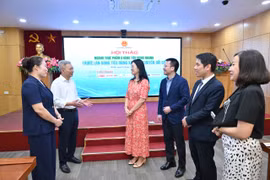 Các đại biểu thảo luận về sự dịch chuyển của ngành thực phẩm và hàng tiêu dùng nhanh trước làn sóng tiêu dùng Xanh và chuyển đổi số. (Ảnh: CTV/Vietnam+)