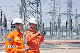 Cán bộ ngành điện giám sát trạm biến áp. (Ảnh: Trần Việt/TTXVN)
