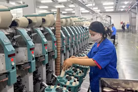 Trong 8 tháng năm 2026, dệt may vẫn nằm trong top các mặt hàng có kim ngạch xuất khẩu trên 10 tỷ USD của Việt Nam. (Ảnh: Hồng Kiều/Vietnam+)