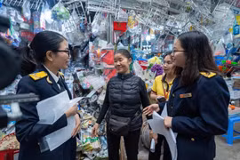 Việc điều chỉnh dự thảo Luật Thuế thu nhập cá nhân là bước đi tích cực, giảm gánh nặng cho người làm công và hộ kinh doanh nhỏ. (Ảnh: PV/Vietnam+)