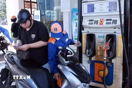 Điểm kinh doanh của Petrolimex số 1 Lương Yên, Hà Nội chuyển đổi 100% sang xăng E10. (Ảnh: Trần Việt/TTXVN)