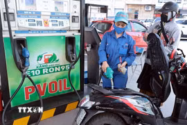 Người dân mua xăng stại cửa hàng kinh doanh xăng dầu PVOIL trên phố Thái Thịnh, Hà Nội. (Ảnh: Trần Việt/TTXVN)