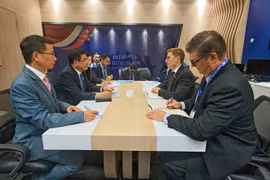 Trong buổi làm việc, Bộ trưởng Nguyễn Hồng Diên và Thứ trưởng Jacob Helberg thảo luận về quan hệ hợp tác kinh tế-thương mại giữa Việt Nam và Hoa Kỳ và các lĩnh vực có tiềm năng thúc đẩy giữa hai nước. (Ảnh: Bộ Công Thương)