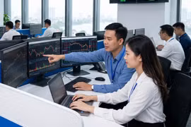 Đề án phấn đấu thu hút khoảng 300-500 doanh nghiệp, chủ yếu là doanh nghiệp sản xuất, xuất khẩu và doanh nghiệp quy mô lớn trong các ngành hàng chủ lực, nhằm nâng tỷ lệ doanh nghiệp sử dụng công cụ phái sinh lên khoảng 20-30%. (Nguồn: AI)