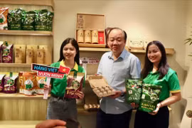 “Sức sống hàng Việt” số 4 quy tụ nhiều sản phẩm thực phẩm tiêu biểu, có nguồn gốc rõ ràng và gắn liền với vùng nguyên liệu đặc trưng. (Ảnh: BCT/Vietnam+)