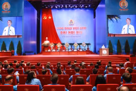 Thủ tướng Chính phủ trao đổi, thảo luận với các đại biểu dự Đại hội XIV Công đoàn Việt Nam. (Ảnh: PV/Vietnam+)