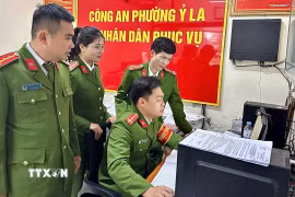 Công an phường Ỷ La, thành phố Tuyên Quang trong ngày làm việc đầu tiên vận hành bộ máy công an 2 cấp. (Ảnh: TTXVN)