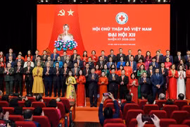 Tổng Bí thư, Chủ tịch nước Tô Lâm và các đại biểu chụp ảnh chung với Ban Chấp hành Hội Chữ thập đỏ Việt Nam khóa XII. (Ảnh: Phan Phương/TTXVN)