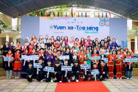Gần 1.000 học sinh và giáo viên đã tham gia sự kiện “Vươn xa - Tỏa sáng”. (Ảnh: CTV/Vietnam+)