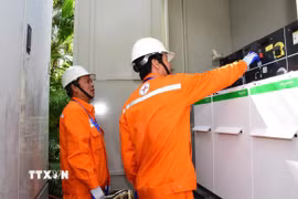 Công nhân EVNHANOI kiểm tra hệ thống điện. (Ảnh: Quốc Lũy/TTXVN)