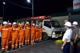 Đội xung kích Công ty Điện lực Lai Châu xuất quân ngay trong đêm 28/9 để hỗ trợ khắc phục sự cố tại Hà Tĩnh. (Ảnh: EVN)