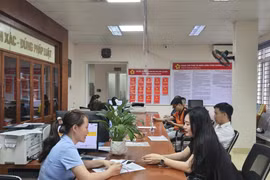 Người dân được hướng dẫn thực hiện thủ tục hành chính tại Trung tâm phục vụ Hành chính công phường Hạ Long, Quảng Ninh. (Ảnh: TTXVN)