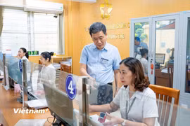 Bộ Nội vụ sẽ đề xuất Chính phủ điều chỉnh tiền lương, phụ cấp đối với cán bộ, công chức, viên chức và lực lượng vũ trang sau sắp xếp tổ chức bộ máy và tổ chức chính quyền địa phương 2 cấp. (Ảnh: PV/Vietnam+)