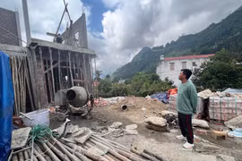 Lao động tại Lào Cai trở về sau khi đi làm ở Hàn Quốc không chỉ thoát nghèo mà còn có tiền để xây nhà mới, phát triển kinh tế. (Ảnh: PV/Vietnam+)