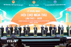 Thủ tướng Phạm Minh Chính và các đại biểu thực hiện nghi thức khai mạc Hội chợ mùa Thu lần thứ nhất năm 2025. (Ảnh: An Đăng/TTXVN)