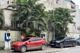 Một trạm sạc xe điện tại Hà Nội. (Ảnh: Xuân Quảng/Vietnam+)