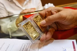 Chênh lệch chiều mua vào/bán ra được các doanh nghiệp duy trì ở mức rất cao, trong đó vàng SJC lên tới 2 triệu đồng/lượng. (Ảnh: Vietnam+)