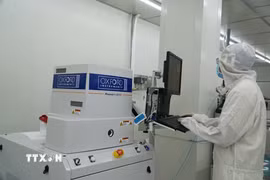 Hoạt động nghiên cứu tại Phòng thí nghiệm công nghệ bán dẫn Trung tâm Nghiên cứu triển khai Khu Công nghệ cao Thành phố Hồ Chí Minh. (Ảnh: Thu Hoài/TTXVN)