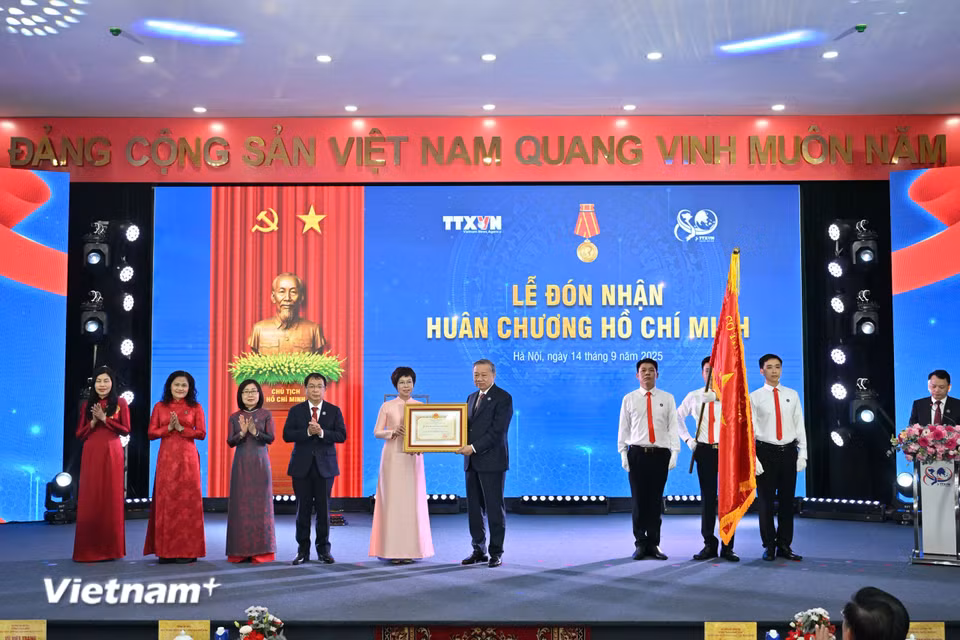 Tổng Bí thư Tô Lâm thay mặt Đảng và Nhà nước trao tặng Huân chương Hồ Chí Minh cho TTXVN. (Ảnh: Minh Sơn/Vietnam+)