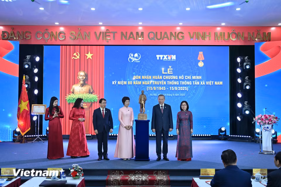 TTXVN đã trở thành một tổ hợp truyền thông hiện đại với đầy đủ các loại hình báo chí: báo in, báo điện tử, truyền hình, ảnh báo chí, podcast và đồ họa, có mặt trên đa nền tảng. (Ảnh: Minh Sơn/Vietnam+)