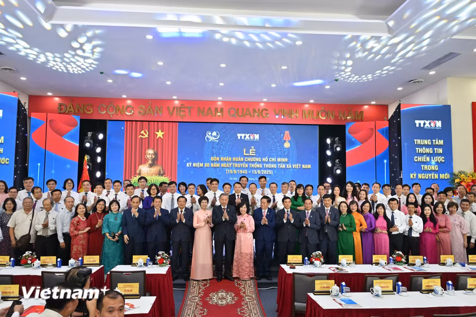 Tổng Bí thư Tô Lâm chụp ảnh lưu niệm cùng các cán bộ của TTXVN. (Ảnh: Minh Sơn/Vietnam+)
