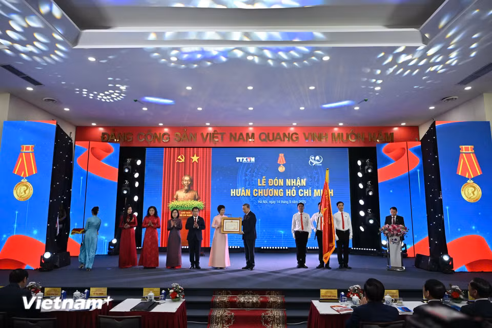 Hiện nay, TTXVN "là cơ quan thông tấn Quốc gia, cơ quan truyền thông chủ lực đa phương tiện, thực hiện chức năng đăng, phát thông tin, văn kiện chính thức của Đảng và Nhà nước; cung cấp thông tin phục vụ yêu cầu lãnh đạo của Đảng và quản lý của Nhà nước; phổ biến thông tin phục vụ các cơ quan thông tin đại chúng, công chúng và các đối tượng khác trong và ngoài nước; Công bố những quan điểm chính thống của Nhà nước về các vấn đề thời sự; chỉnh hướng những thông tin không phù hợp với lợi ích quốc gia; phản bác, cải chính những thông tin sai lệch; khi cần thiết ra tuyên bố bác bỏ những thông tin có dụng ý xuyên tạc". (Ảnh: Minh Sơn/Vietnam+)