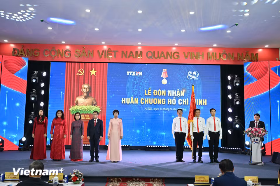 Tại Lễ kỷ niệm 80 năm Ngày truyền thống TTXVN, đơn vị đã vinh dự được đón nhận Huân chương Hồ Chí Minh. (Ảnh: Minh Sơn/Vietnam+)