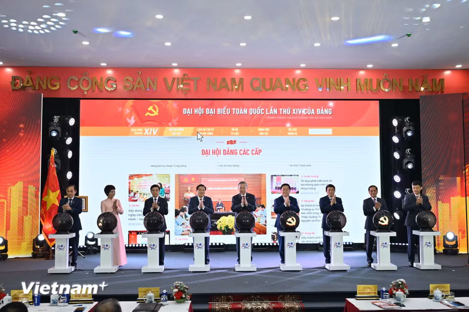 Các đại biểu dự lễ khai trương trang Thông tin Đại hội Đại biểu Toàn quốc lần thứ XIV của Đảng. (Ảnh: Minh Sơn/Vietnam+)
