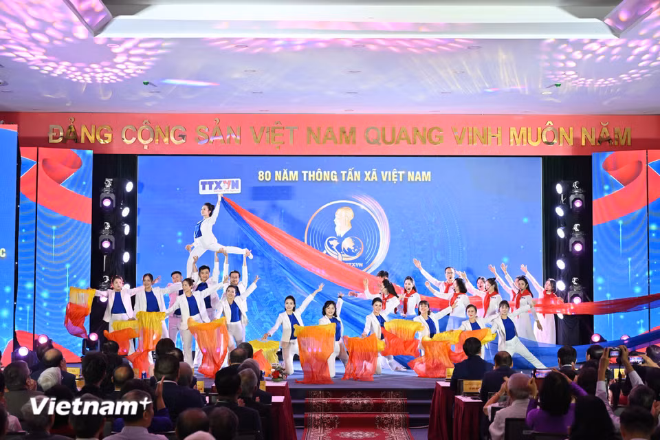 Tiết mục văn nghề chào mừng lễ kỷ niệm 80 năm thành lập TTXVN. (Ảnh: Minh Sơn/Vietnam+)