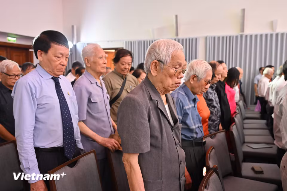 Phút mặc niệm cho những cán bộ chiến sỹ Thông tấn xã hy sinh. (Ảnh: Minh Sơn/Vietnam+)