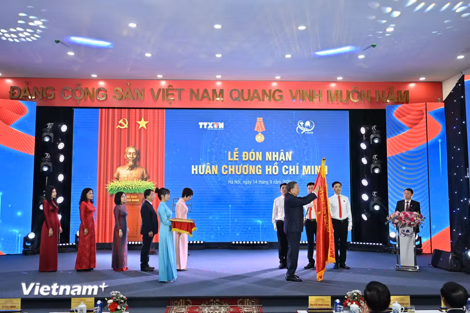 Đây chính là bản tin đầu tiên của TTXVN, đánh dấu sự kiện quan trọng: Việt Nam chính thức có một cơ quan thông tấn nhà nước, thực hiện sứ mệnh truyền tải tiếng nói của quốc gia. Từ thời khắc đó, TTXVN không chỉ là một tổ chức báo chí, mà còn là một cơ quan thông tin chiến lược, đồng hành cùng đất nước trong mọi bước ngoặt lịch sử. (Ảnh: Minh Sơn/Vietnam+)