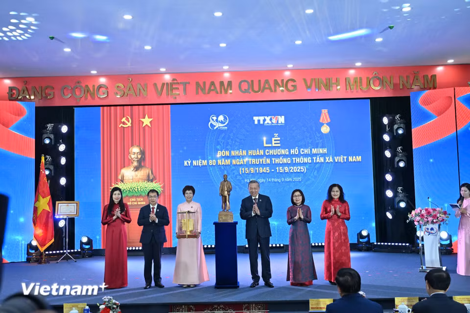Tổng Bí thư Tô Lâm trao quà cho TTXVN. (Ảnh: Minh Sơn/Vietnam+)