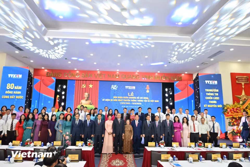 Tổng Bí thư Tô Lâm chụp ảnh lưu niệm cùng các cán bộ của TTXVN. (Ảnh: Minh Sơn/Vietnam+)