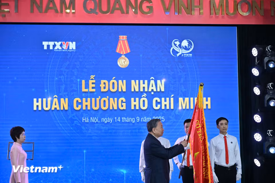 TTXVN ra đời trong hoàn cảnh đặc biệt. Ngày 15/9/1945, chỉ 13 ngày sau khi Chủ tịch Hồ Chí Minh đọc Tuyên ngôn độc lập, TTXVN (lúc này là Việt Nam Thông tấn xã - VNTTX) đã phát đi toàn văn bản Tuyên ngôn độc lập lịch sử bằng ba thứ tiếng: Việt, Pháp, Anh, thông báo sự ra đời của nước Việt Nam dân chủ cộng hòa và danh sách Chính phủ lâm thời. (Ảnh: Minh Sơn/Vietnam+)
